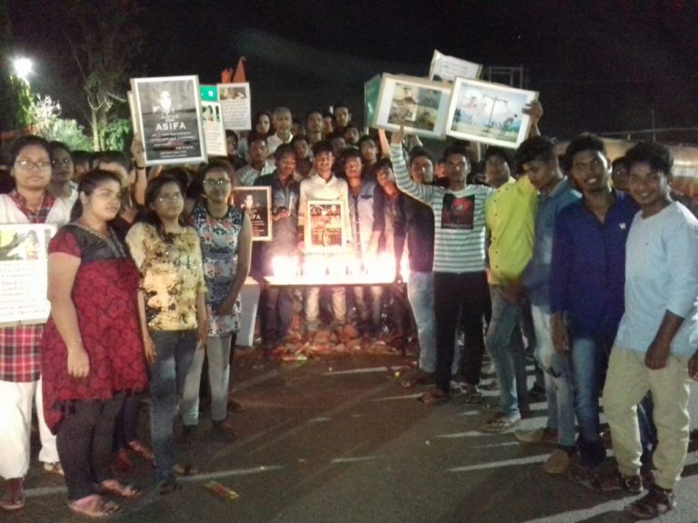 ଦୁଷ୍କର୍ମ ପୀଡିତାକୁ ନ୍ୟାୟ ମିଳିବା ପାଇଁ କ୍ୟାଣ୍ଡେଲ ରାଲି