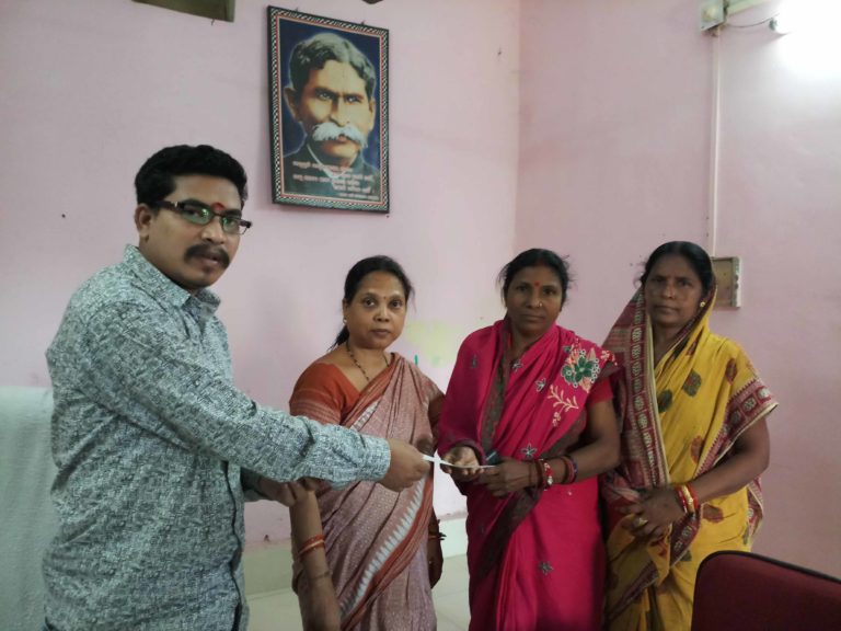 ସ୍ବୟଂ ସହାୟକ ଗୋଷ୍ଠୀ ମାନଙ୍କୁ ଚେକ ପ୍ରଦାନ