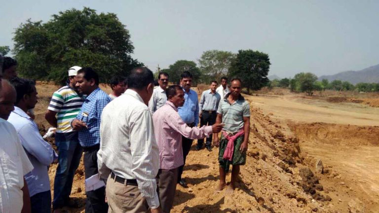 ବରଗଡ଼ ଜିଲ୍ଲାପାଳଙ୍କ ରାଜବୋଡାସମ୍ବର ବ୍ଳକର ବିଭିନ୍ନ ପ୍ରକଳ୍ପ ପରିଦର୍ଶନ ଓ ସମୀକ୍ଷା